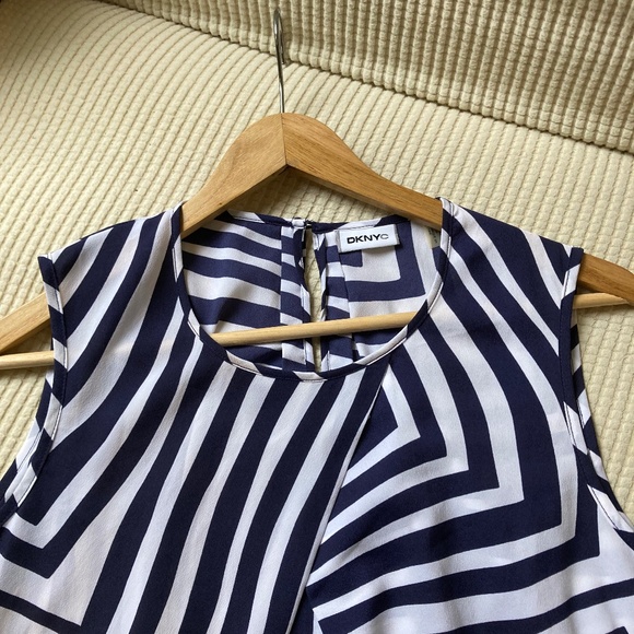 DKNY Navy/White top with front pleat (size S) casual, semi-formal - Picture 4 of 6